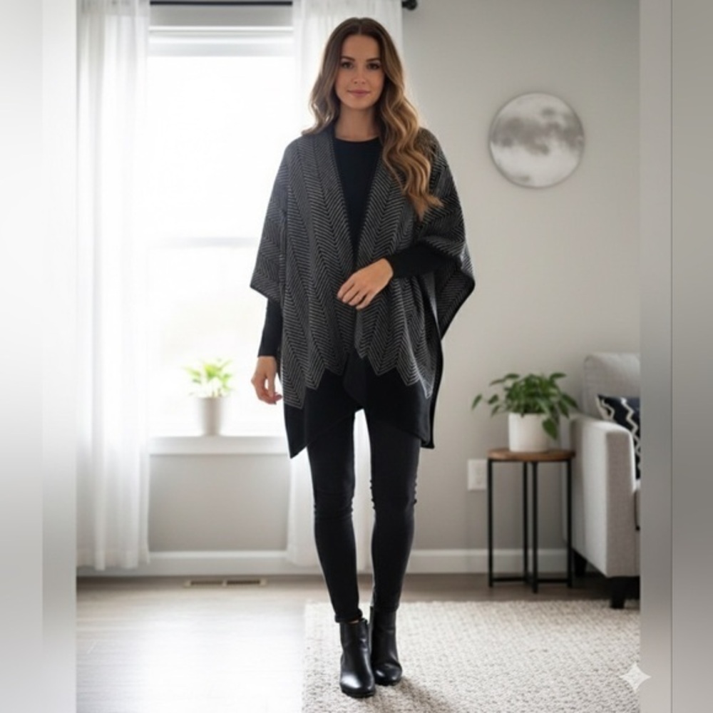 Ike Behar One Size Black Soft Geometric Fleece Ruana Wrap Poncho Sweater OS